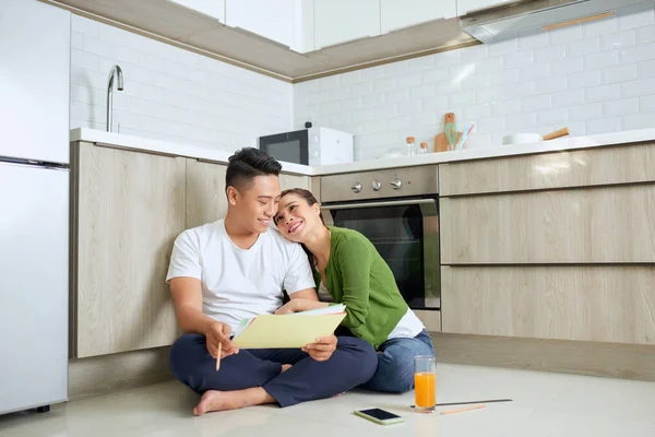 Heureux Asiatique Couple Plan Déménagement Nouveau Maison — Photo