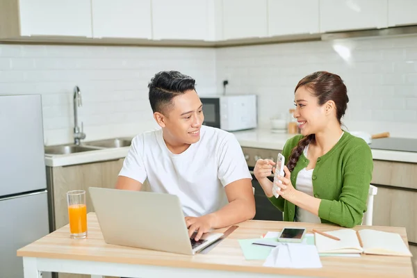 Junges Paar Verwaltet Finanzen Überprüft Seine Bankkonten Mit Laptop Und — Stockfoto