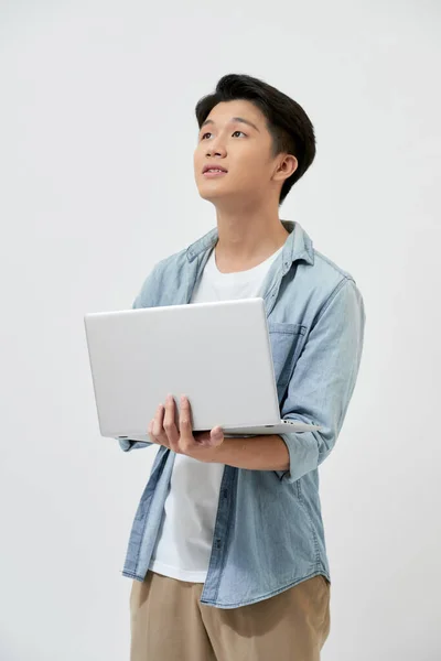 Beyaz Arka Planda Dizüstü Bilgisayar Tutan Asyalı Genç Adamın Portresi — Stok fotoğraf