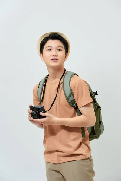 Porträtt Glada Unga Asiatiska Turist Man Som Innehar Digitalkamera Och — Stockfoto