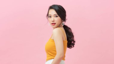 Gülümseyen mutlu kadın geri döndü.