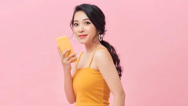 Mulher Beleza Usando Lendo Telefone Inteligente Isolado Fundo Rosa — Fotografia de Stock
