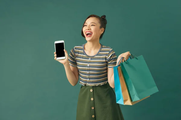 Boldog Ázsiai Használ Okostelefon Mosolygós Arc Háttér Bevásárlóközpontok — Stock Fotó