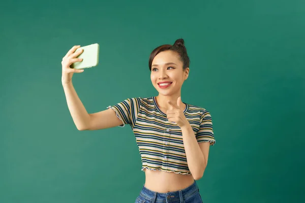 Imagen Una Joven Asiática Sonriendo Tomando Una Foto Selfie Celular — Foto de Stock