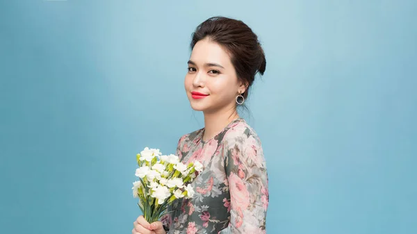 Smiling Young Woman Holding Floral Bouquet — Stock Photo, Image