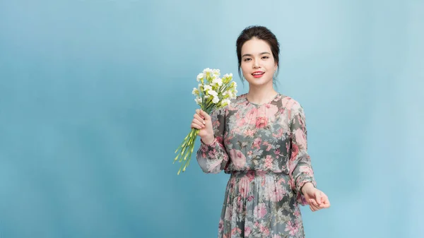 Headshot Pretty Young Woman Tender Smile Healthy Skin Carries Bouquet — Stock Photo, Image