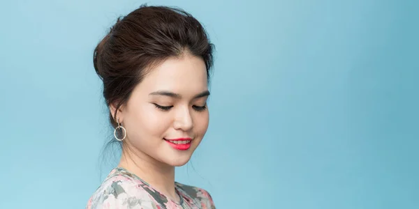 Hermosa Joven Asiática Mujer Azul Aislado Fondo — Foto de Stock