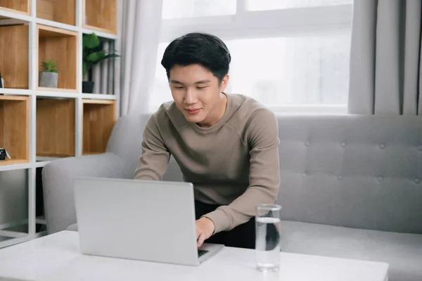 Jovem Homem Atraente Sentado Sofá Casa Trabalhando Laptop Online Freelancer — Fotografia de Stock