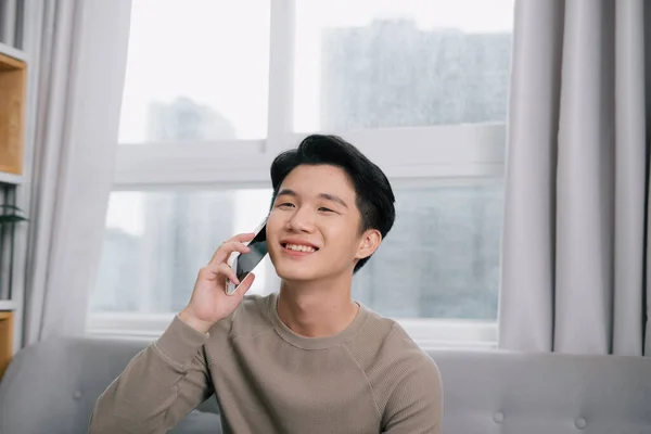 Jonge Gezonde Man Glimlachend Pratend Smartphone Thuis — Stockfoto