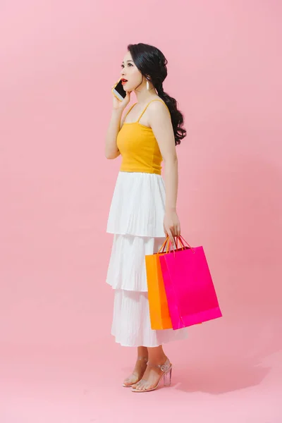 Πλήρες Μήκος Της Γυναίκας Τσάντες Ψώνια Μιλάμε Στο Τηλέφωνο Πάνω — Φωτογραφία Αρχείου