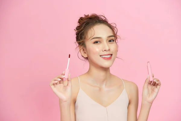 Wanita Muda Cantik Berdandan Menggunakan Lip Gloss — Stok Foto