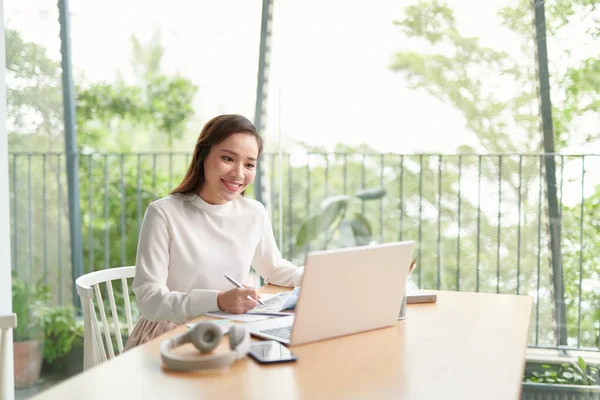 Feliz Joven Asiática Chica Relajarse Sentado Escritorio Hacer Trabajo Internet —  Fotos de Stock