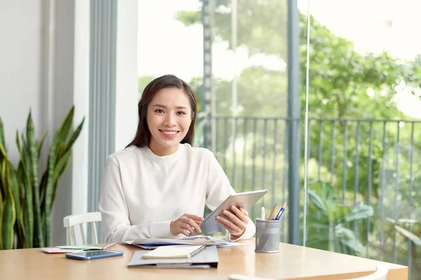 Businesswoman Smiling Working Tablet Computer — Stock Photo, Image