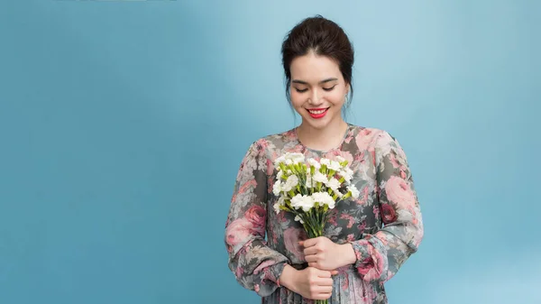 Smiling Young Woman Holding Floral Bouquet — Stock Photo, Image