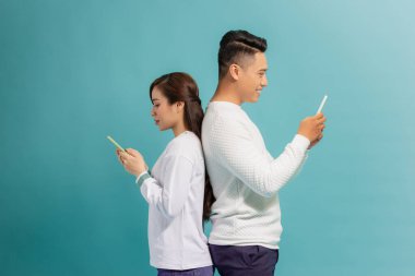 Kızgın erkek arkadaş ve kız arkadaş birbirlerini görmezden geliyorlar ve her tartışmada telefon kullanıyorlar.