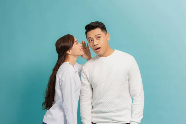 Portret Van Een Gelukkig Jong Stel Dat Samen Een Blauwe — Stockfoto