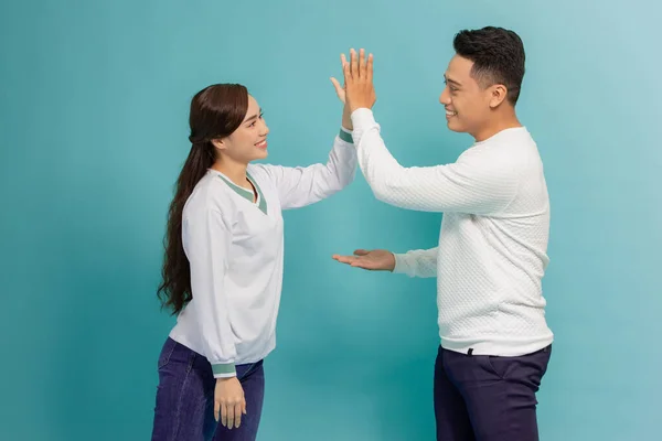 Beeld Van Vriendelijke Jongeren Man Vrouw Basiskleding Lachen Geven Hoge — Stockfoto