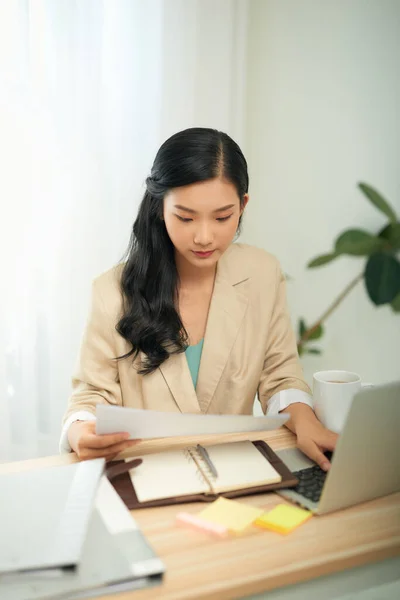 Aantrekkelijke Zakenvrouw Die Online Studeert Gebruik Maakt Van Laptopsoftware Surfinformatie — Stockfoto