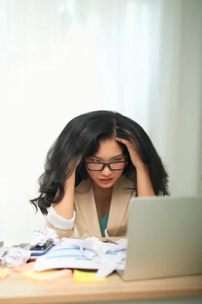 Pengusaha Wanita Mengalami Sakit Kepala Kantor — Stok Foto