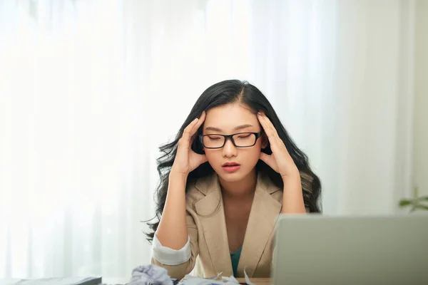 Pengusaha Wanita Muda Dan Cantik Lelah Bekerja Kantor — Stok Foto