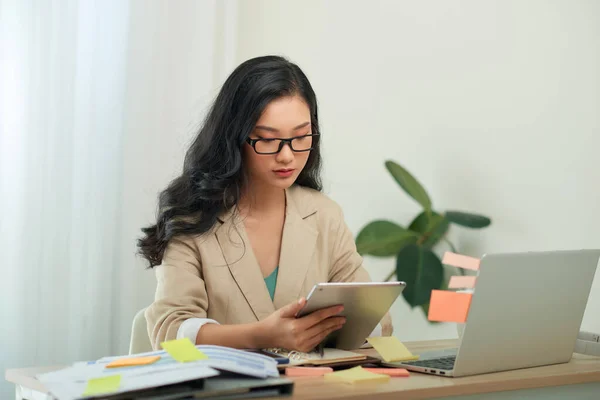 Porträt Eines Fröhlichen Stilvollen Journalisten Lässigem Outfit Der Auf Einem — Stockfoto