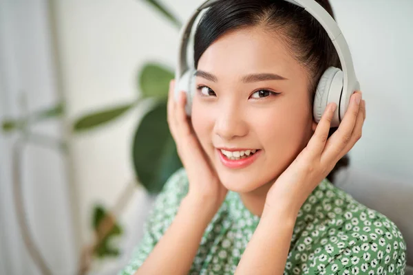 Jeune Femme Écoutant Musique Tout Relaxant Sur Canapé Maison — Photo