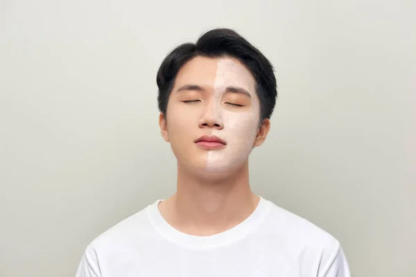 Masculino Vestindo Argila Máscara Facial Beleza Tratamento — Fotografia de Stock