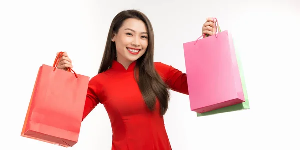 Jovencita Alegre Vietnamita Vestimenta Tradicional Llevando Coloridas Bolsas Compras — Foto de Stock