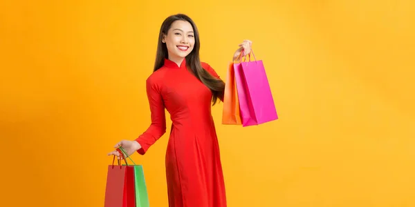 Mujer Feliz Sosteniendo Bolsa Compras Celebración Del Año Nuevo Lunar —  Fotos de Stock