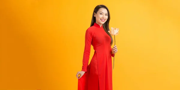 Menina Vietnamita Segurando Uma Flor Lótus Dai Vestido Longo Vietnamita — Fotografia de Stock