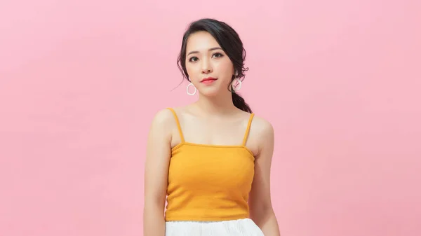 Junge Asiatische Frau Auf Rosa Rücken Glücklich Lächelnd Und Fröhlich — Stockfoto