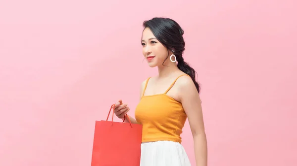 Feliz Hermosa Mujer Asiática Llevando Bolsas Compras Sobre Fondo Rosa — Foto de Stock