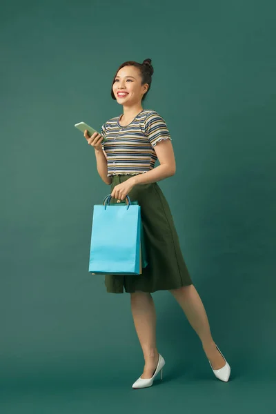 Foto Van Jonge Opgewonden Vrolijke Vrouw Houden Boodschappentassen Geïsoleerd Groene — Stockfoto