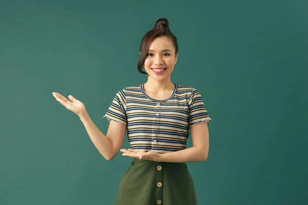 Mujer Sonriente Mostrando Palma Mano Abierta Con Espacio Copia Para — Foto de Stock