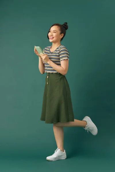 Студентка Женщина Использование Мобильного Телефона Зеленом Фоне — стоковое фото