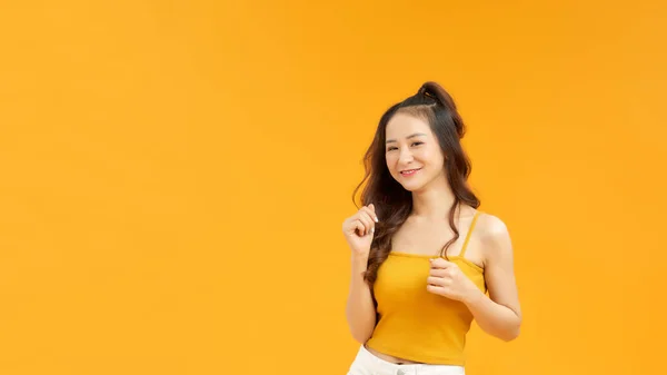 Retrato Uma Jovem Engraçada Bonito Menina Chapéu Correndo Isolado Fundo — Fotografia de Stock