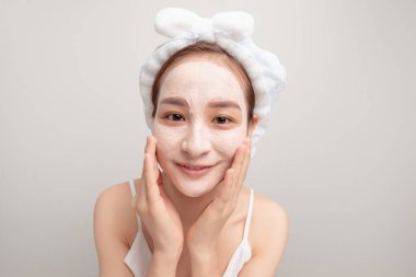 Duygusal komik kız aynaya bakıyor. Fotoğrafı kapat. Stüdyo. gri arkaplan