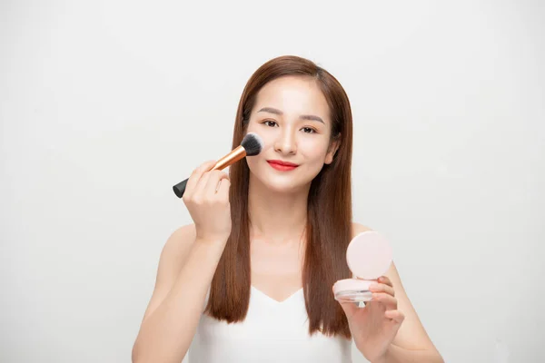 Portré Fiatal Gyönyörű Ázsiai Néz Tükörbe Alkalmazza Kozmetikai Egy Nagy — Stock Fotó