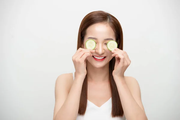 Menina Asiática Bonita Nova Sorrindo Escondendo Olho Atrás Fatia Pepino — Fotografia de Stock