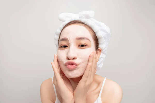 Een Vrouw Zette Een Masker Haar Gezicht Een Douche — Stockfoto