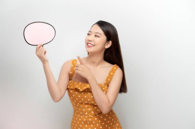 Beyaz arka planda boş mesaj kutusu olan çekici Asyalı kadın..