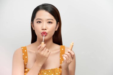 Portreli, çekici, genç bir kadın. İyi eğlenceler. Kırmızı ve pembe rujlar, izole edilmiş beyaz arka plan.. 