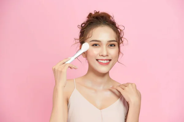 Belleza Mujer Joven Cosméticos Que Buscan Uso Maquillaje Cepillo Con — Foto de Stock