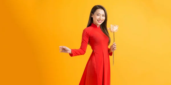 Menina Vietnamita Segurando Uma Flor Lótus Dai Vestido Longo Vietnamita — Fotografia de Stock