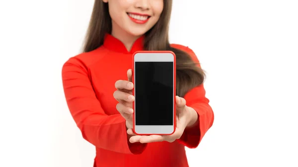 Крупный План Портрета Улыбающейся Азиатки Показывающей Пустой Экран Мобильного Телефона — стоковое фото
