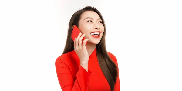 Joven Chica Asiática Feliz Sonriendo Hablando Teléfono Móvil Mientras Piensa —  Fotos de Stock
