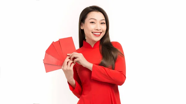 Menina Asiática Tradicional Tomar Envelopes Vermelhos Ano Novo Lunar Conceito — Fotografia de Stock