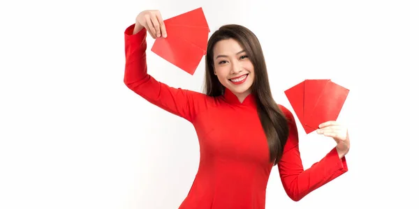 Menina Asiática Vestido Vietnamita Dai Com Envelope Vermelho Isolado Fundo — Fotografia de Stock