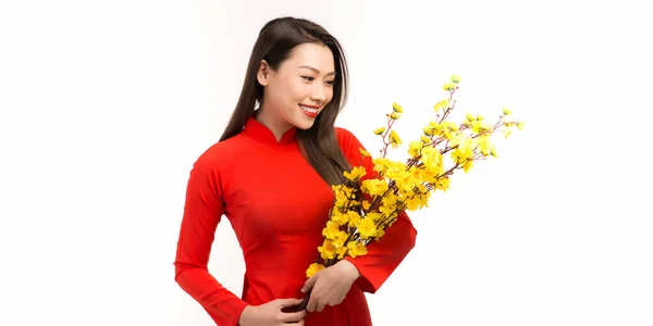 Geleneksel Vietnamlı Elbisesi Olan Asyalı Bir Kadın Elinde Çiçeklerle Süslenmek — Stok fotoğraf