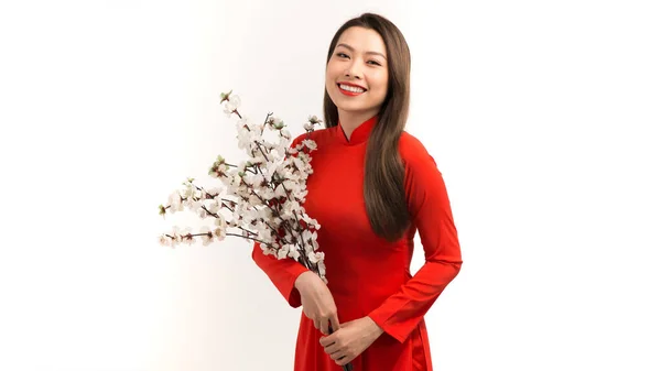 Retrato Mãos Menina Asiática Segurando Flor Pêssego Vermelho Tradicional Dai — Fotografia de Stock